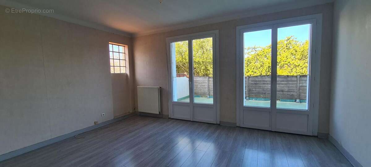 Maison Gorges Centre 8 P . 4 Chs . 174.34 M² . T 575 M² . Garage . Cave . Balcon - photo 6