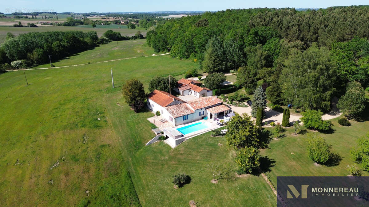 Maison à BARBEZIEUX-SAINT-HILAIRE
