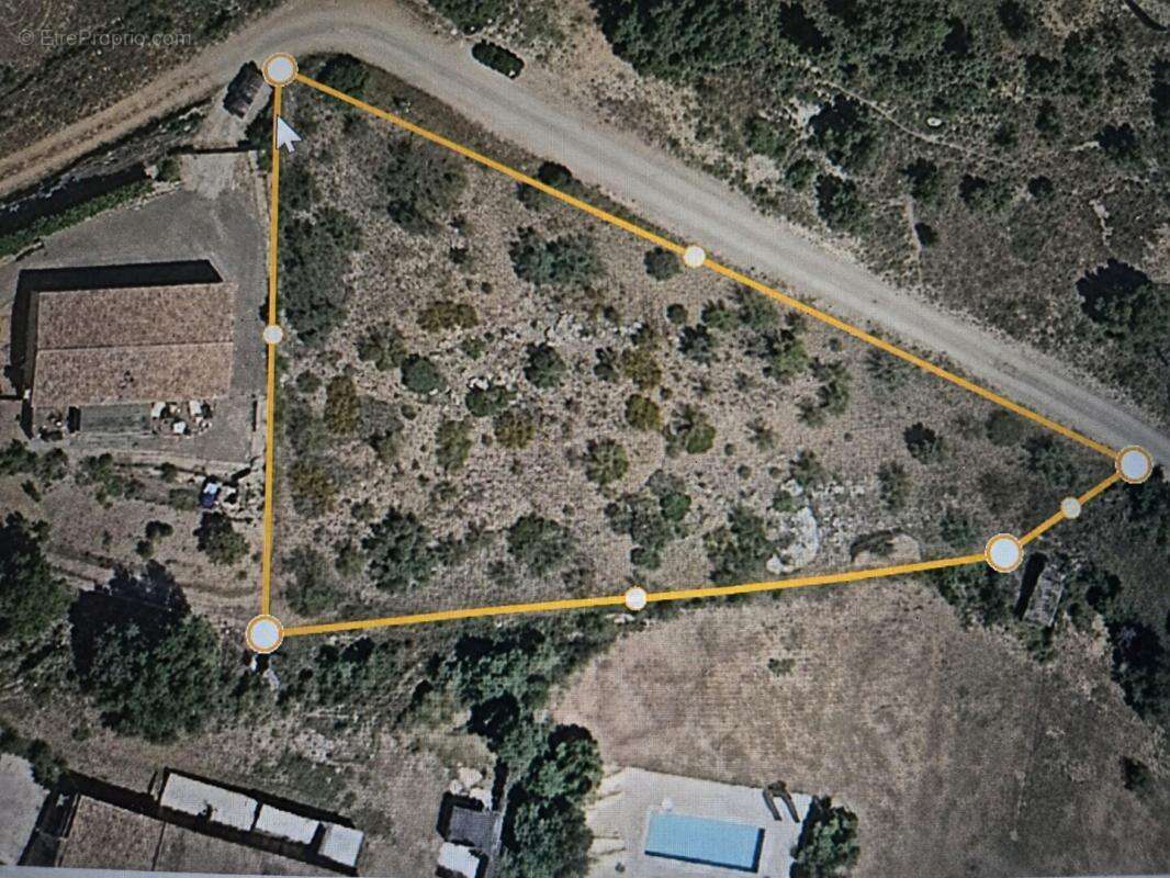 Escales ,10 mn de lezignan , terrain viabilise 1340 m2 - photo 2