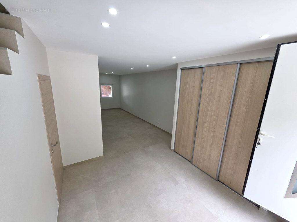 Appartement à YENNE