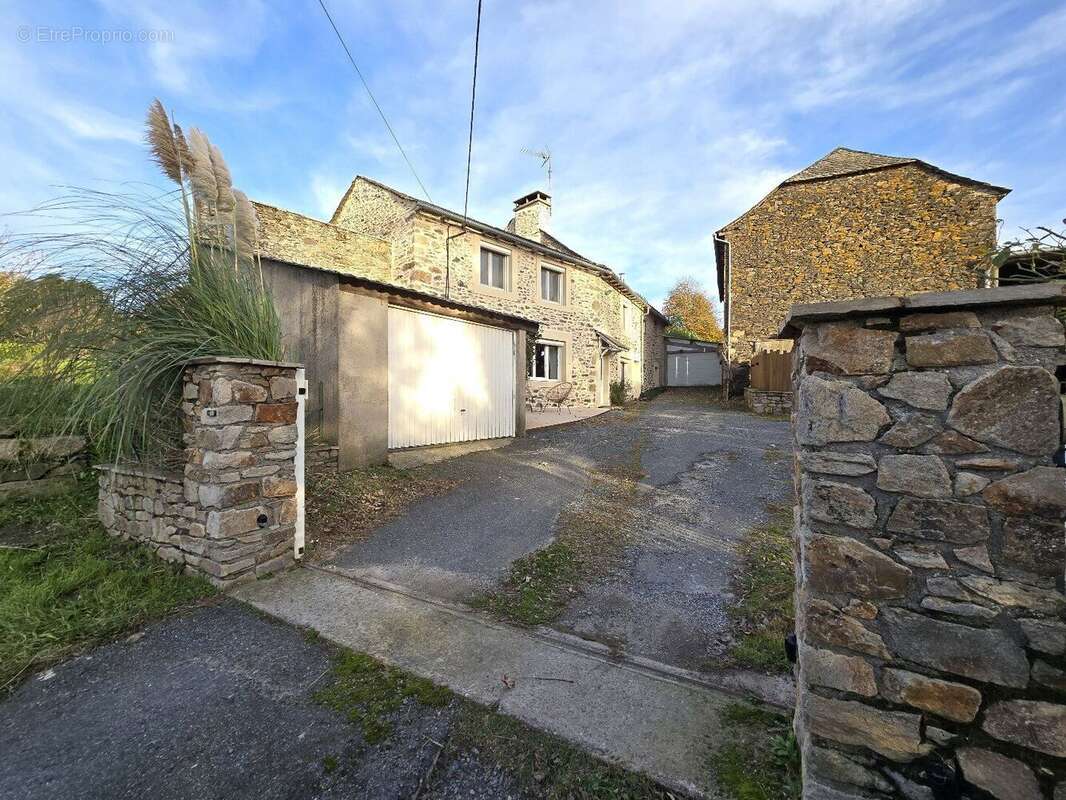 Maison + 2 Garages - Salmiech - photo 2