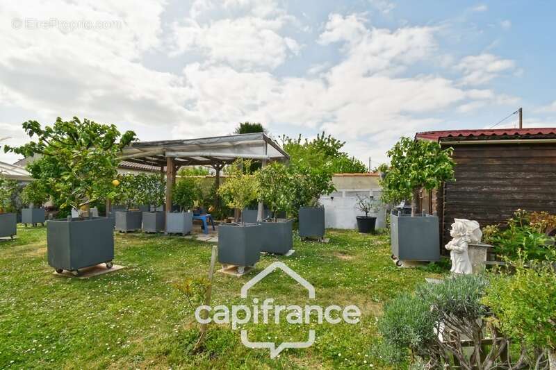 Maison à vendre de plain pied 5 pièces SAINT JEAN D'ANGELY (17) sur une parcelle de 1012m² - photo 23