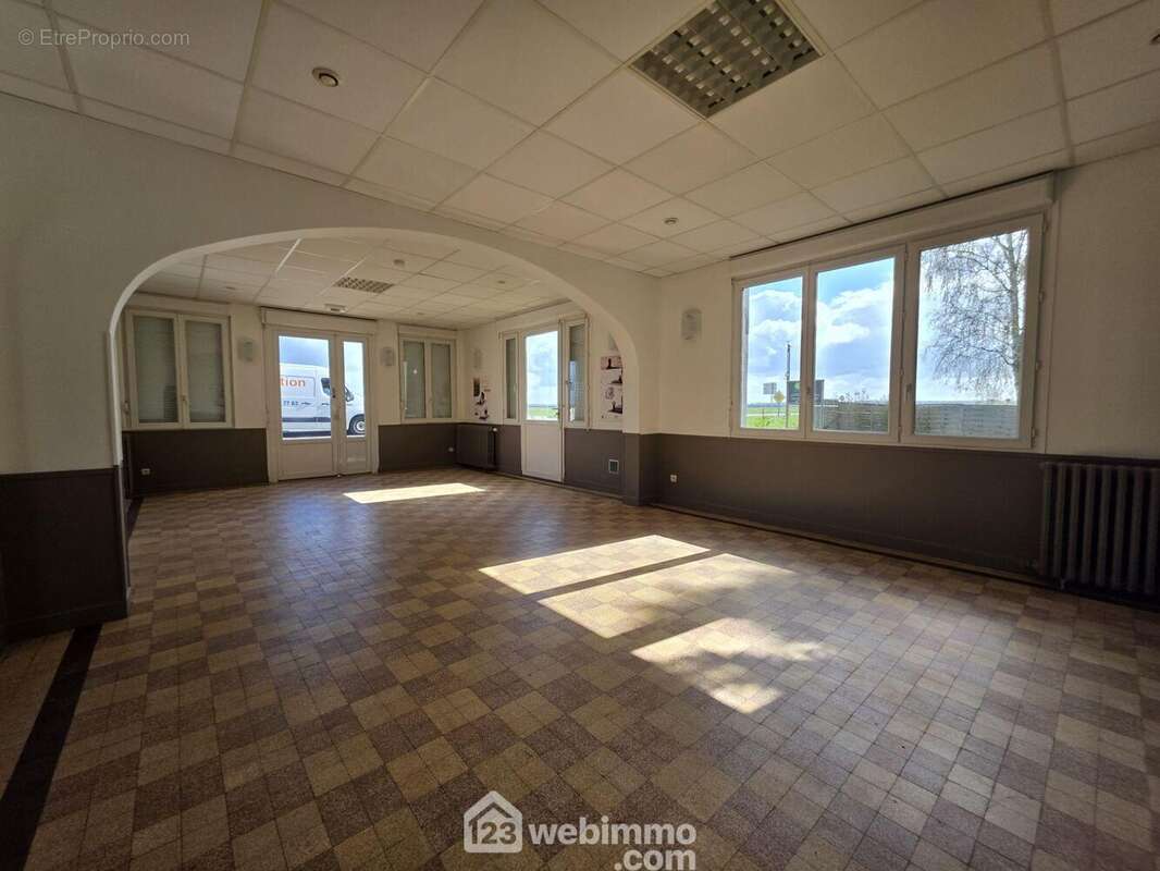 Une belle salle de 46 m² lumineuse Parfaite pour une activité de restauration, showroom ou réception - Appartement à LA VILLE-AUX-BOIS-LES-PONTAVERT