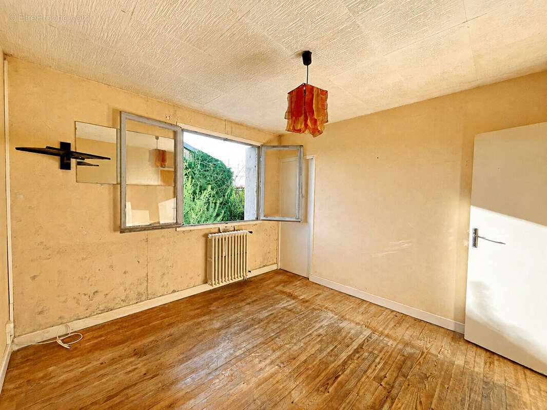 PORTET SUR GARONNE - Village - Maison de 90,8 m2  avec jardin de 476m2 , double garage et atelier - photo 8