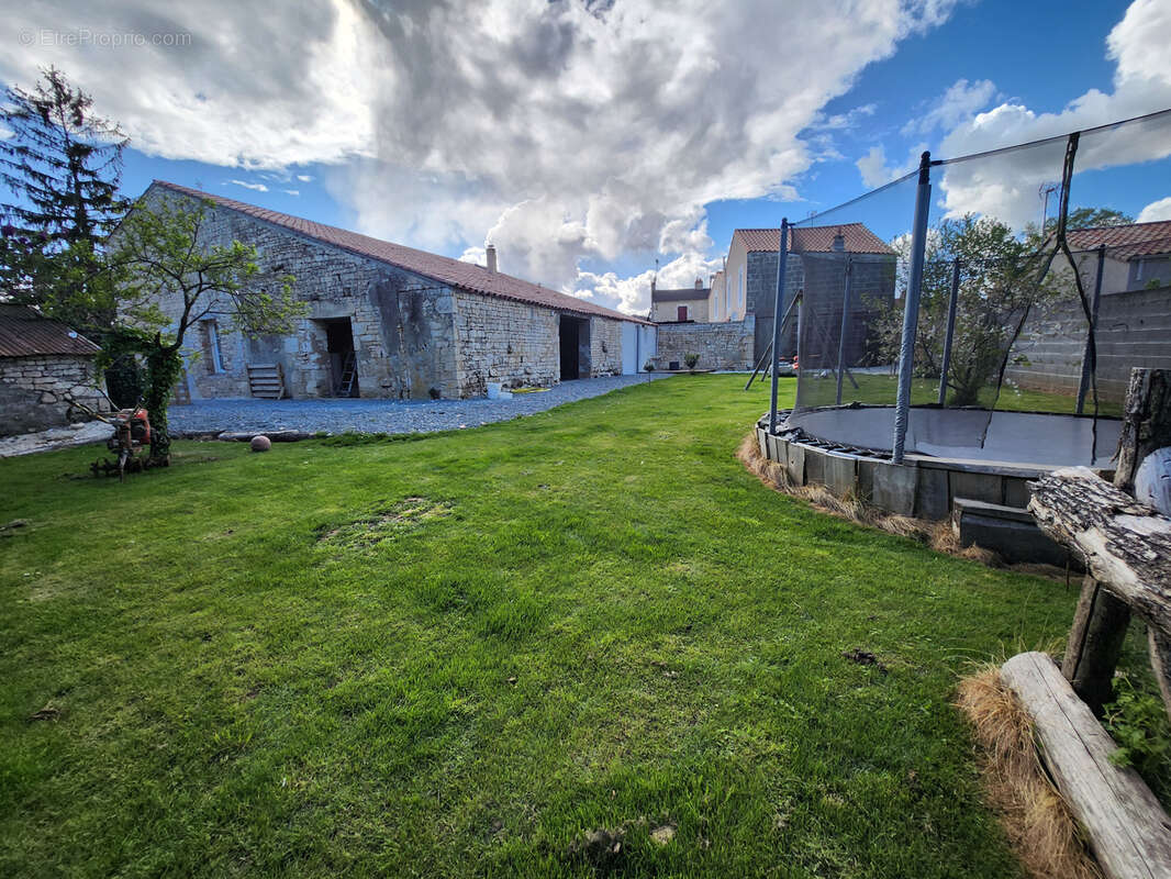 Maison à SAINTE-GEMME-LA-PLAINE