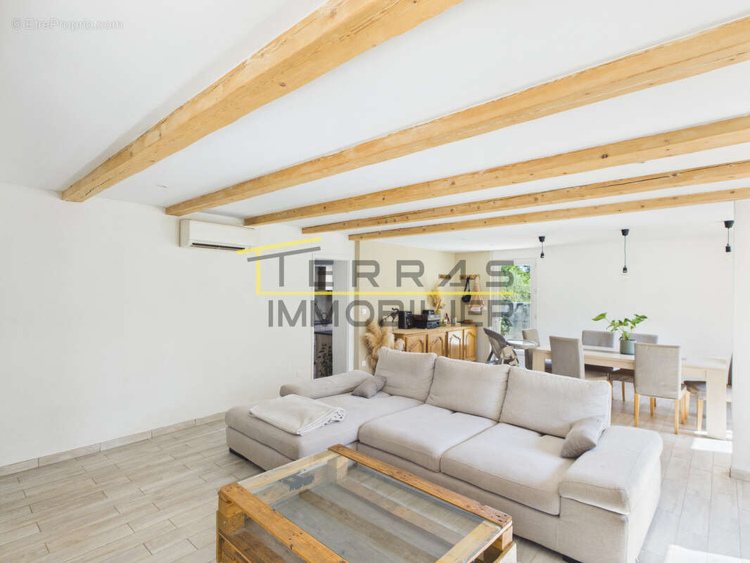 Villa de plain-pied agrémentée de sa piscine et de son cadre préservé au coeur de l'Enclave des papes! - photo 6