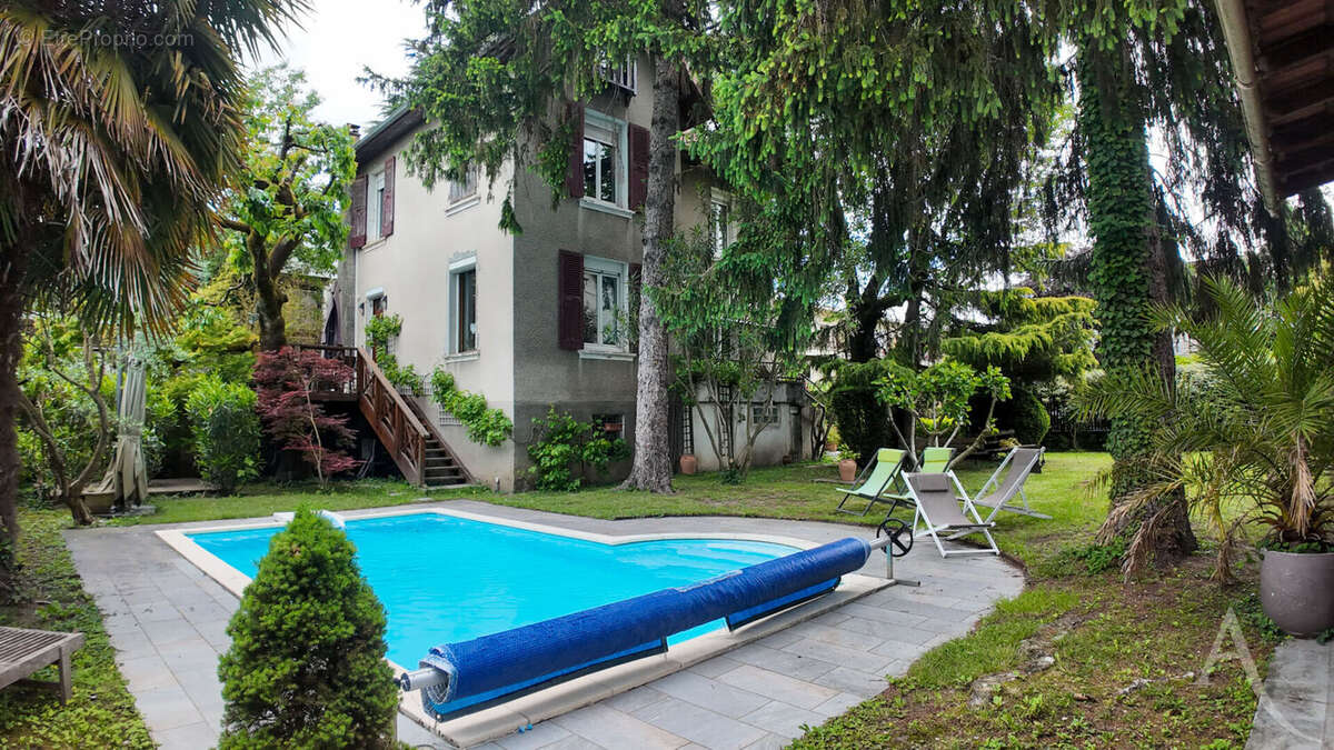 EXCLUSIVITE - Villa de charme des années 30 - 168 m²  - Jardin arboré, piscine, terrasses - Calme et élégance - photo 2