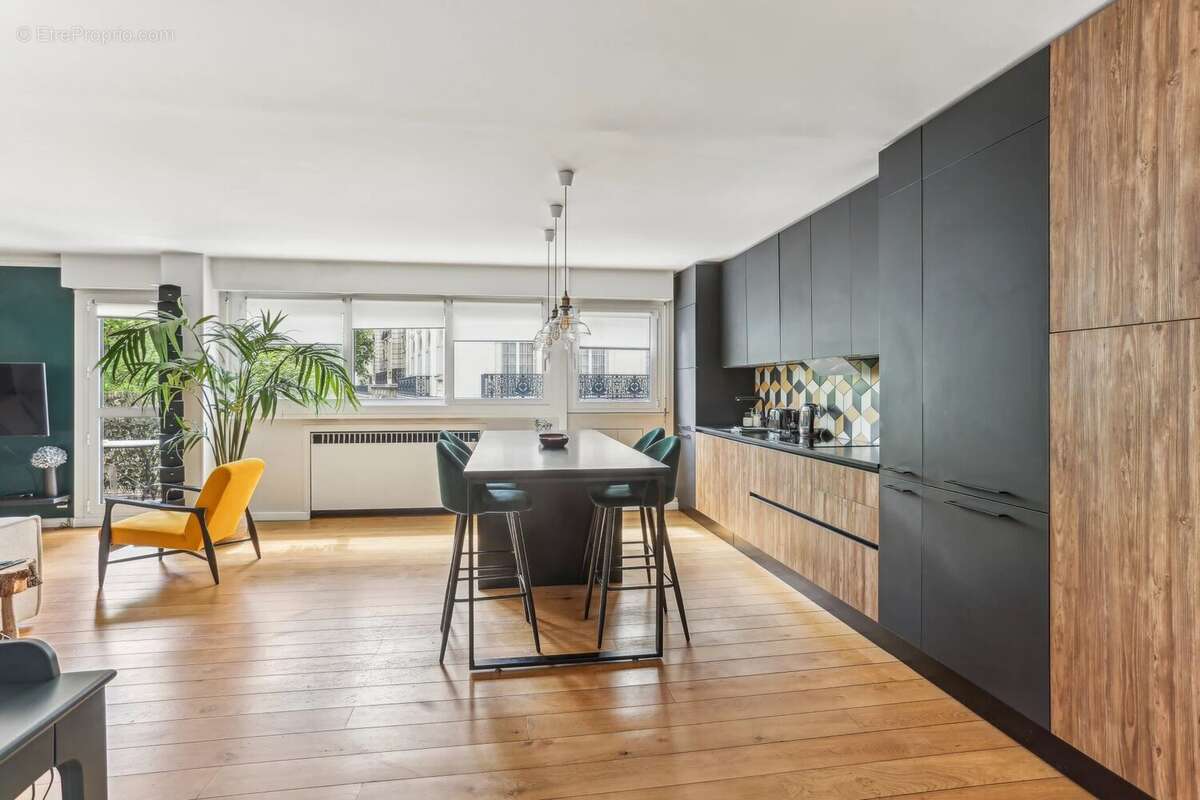 Appartement à PARIS-16E