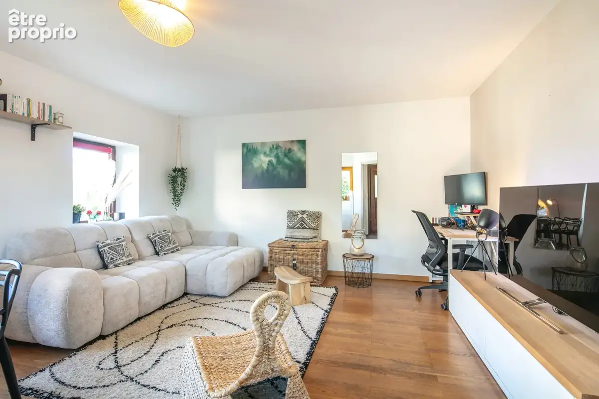 Joli t4 duplex avec jardin, terrasse, cave, garage et cour au cœur du village de francin ! - photo 3