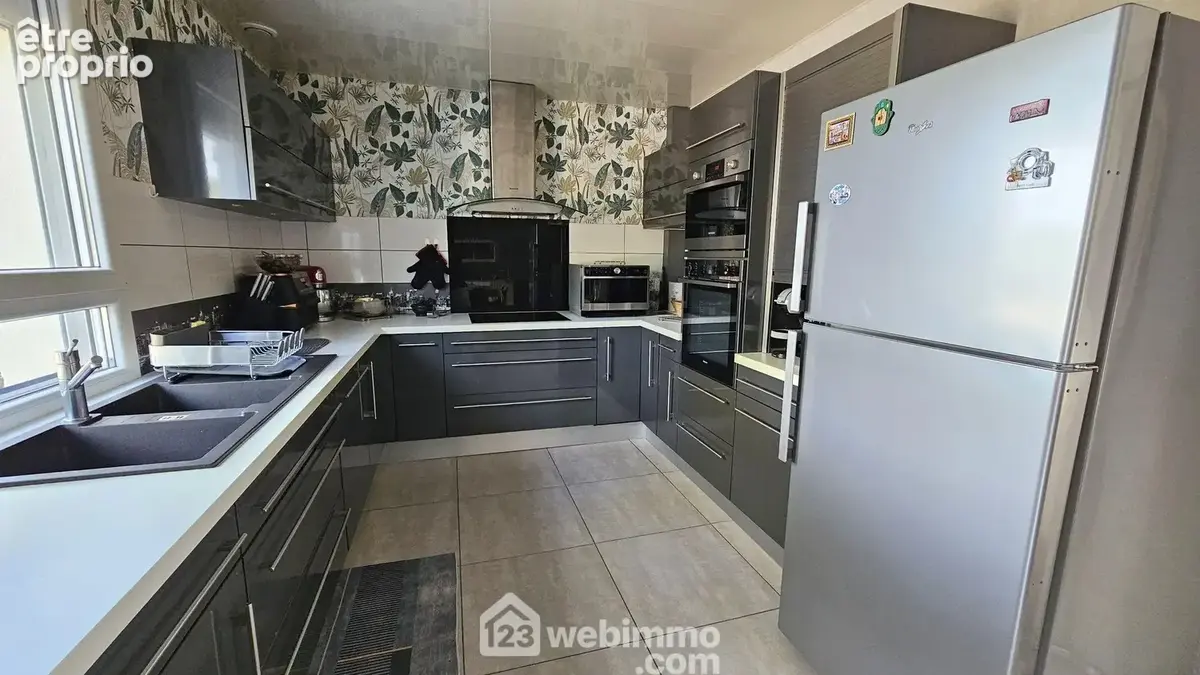 Une belle cuisine de 13 m² très fonctionnelle et toute équipée.