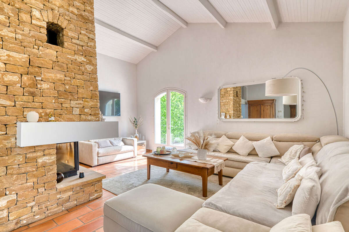 Maison à SAINT-GENIS-LES-OLLIERES