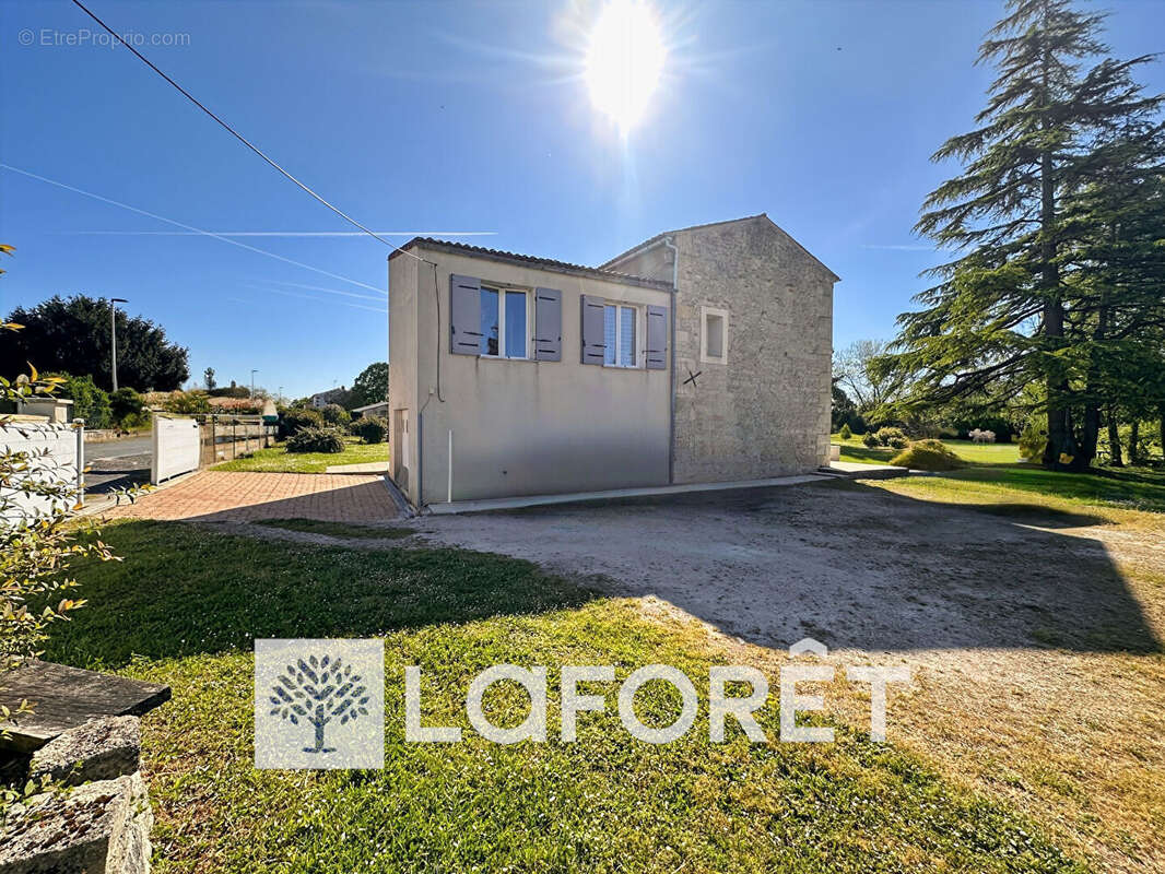 Maison ancienne en pierre avec dépendance sur un parc arboré de 3338 m² constructible proche commerces et écoles à GEMOZAC (1726 - photo 11