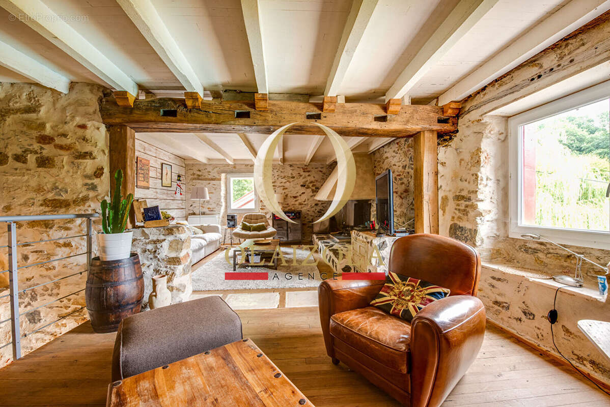 LOUHOSSOA - Ferme basque rénovée avec piscine, 4 hectares et vue montagne - photo 10