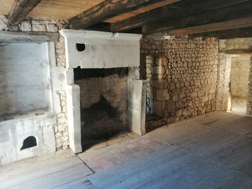 Maison à VILLEBOIS-LAVALETTE