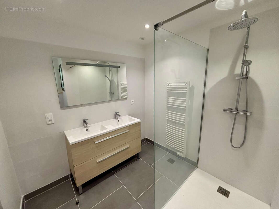 Appartement à SAINTE-CECILE-LES-VIGNES