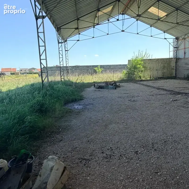 Terrain À Vendre viabilisé avec grand hangar - photo 4