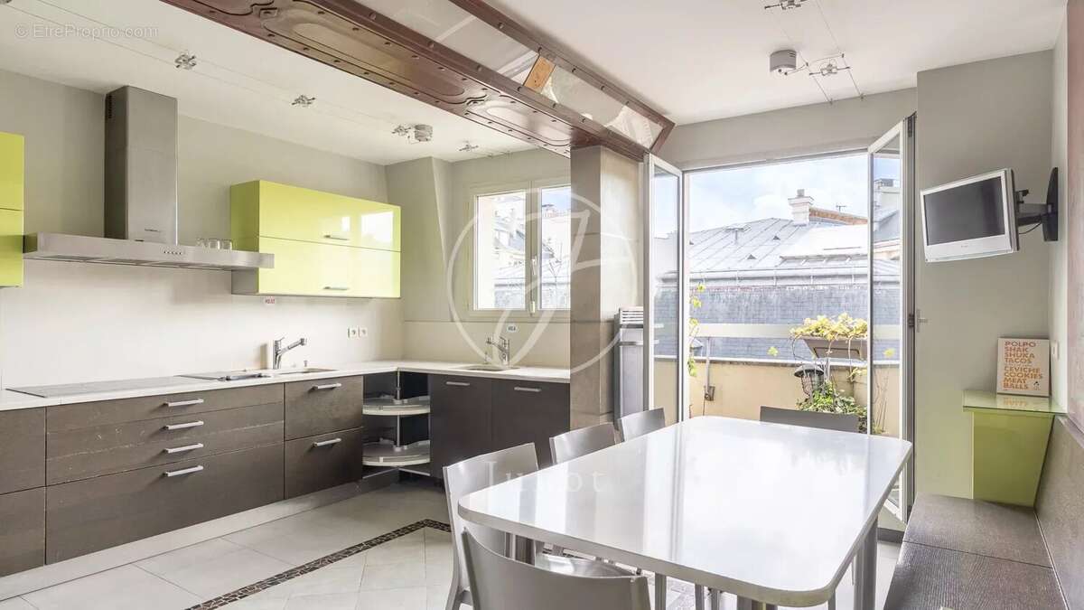 Appartement à PARIS-16E