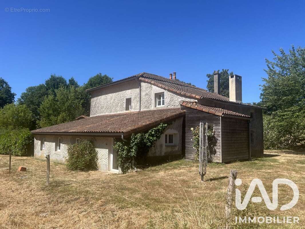 Maison 188 m² à La Foret-Sur-Sevre  - photo 2