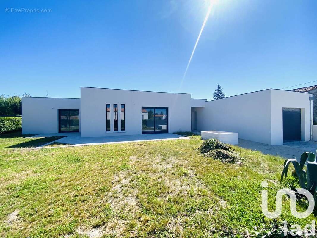 Photo 2 - Maison à CHAILLEVETTE