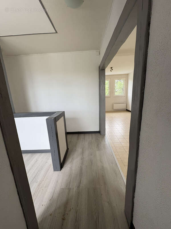 Appartement T3 rénové avec garage et cave   Résidence sécurisée à Vierzon - photo 3