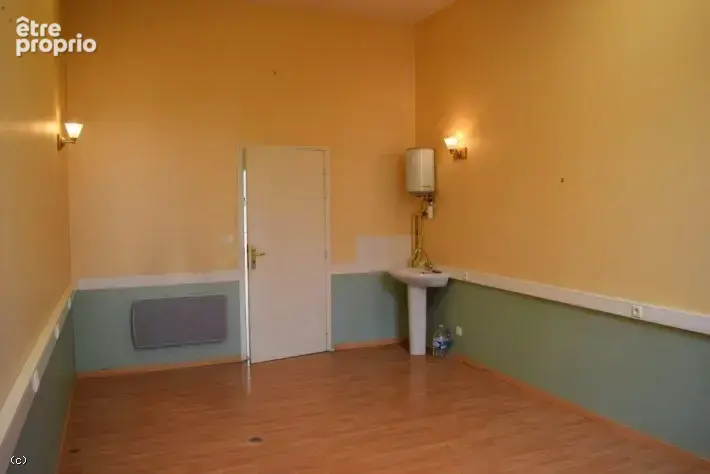 Centre-Ville De Ruffec : Local RDC. Appartement A Rénover - photo 5