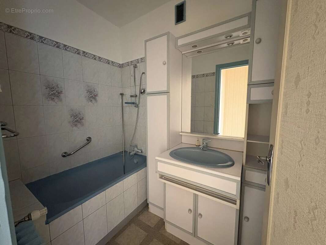 Appartement T3 Secteur Bergson avec garage - photo 7