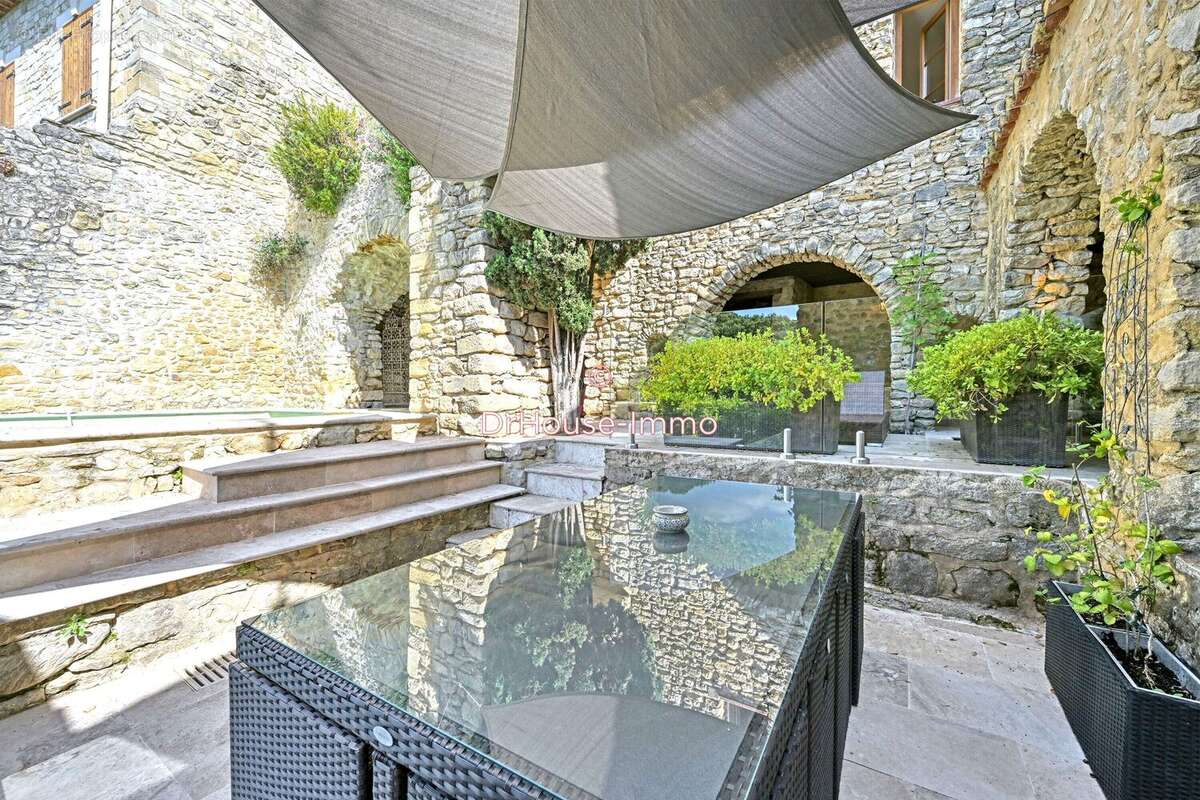 Maison à LA ROQUE-SUR-CEZE