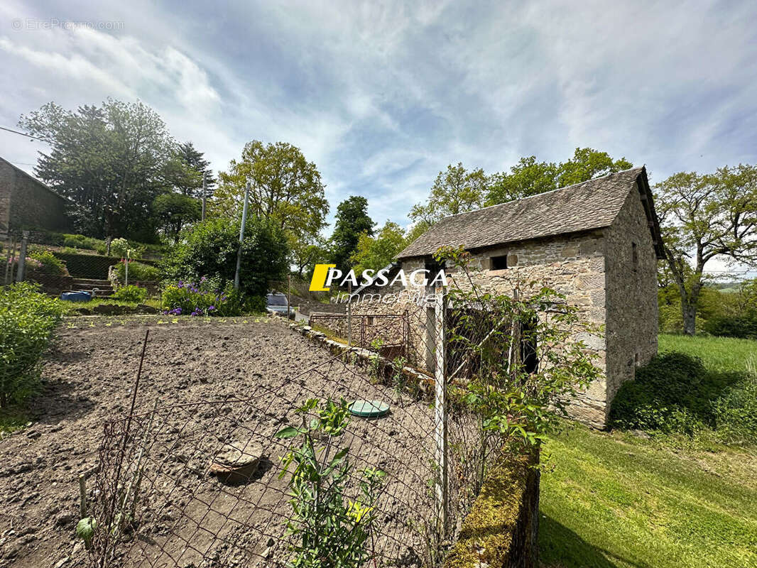 Maison à VEZINS-DE-LEVEZOU