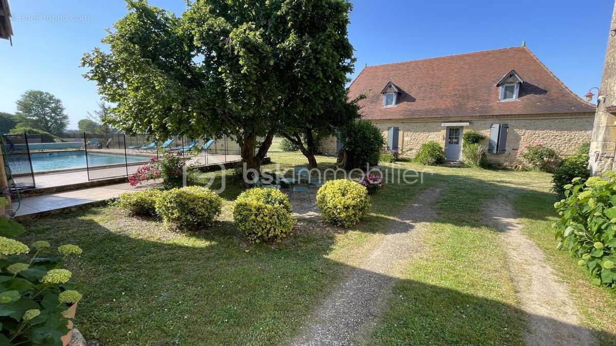 Ensemble de bâtiments en pierre composé d’une maison d’habitation, d’un gîte, d’un pool house, de deux ateliers et de deux sécho - photo 4
