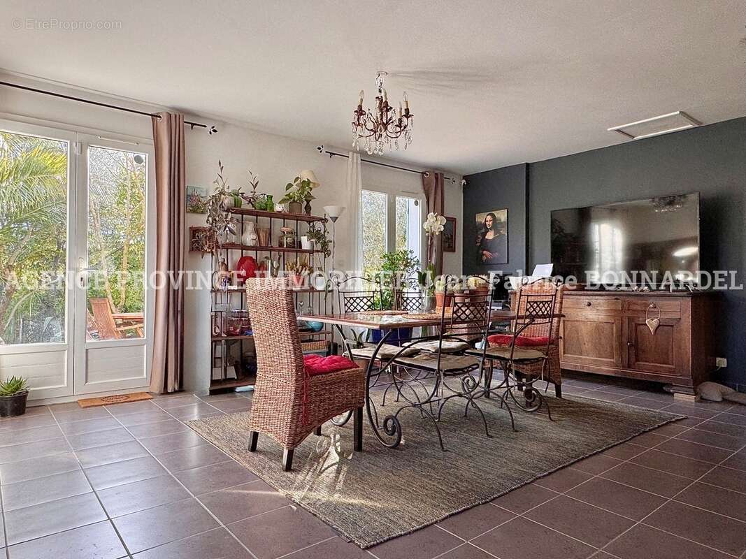 Maison à SAINTE-CECILE-LES-VIGNES