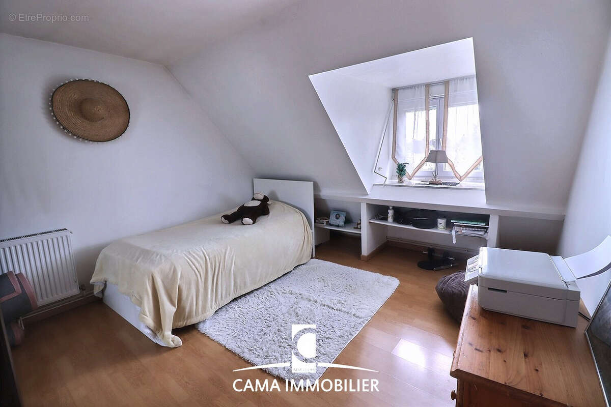 Maison individuelle de 6 chambres sur un terrain de 389m2 dans un quartier recherché de Fontenay-le-Fleury - photo 6