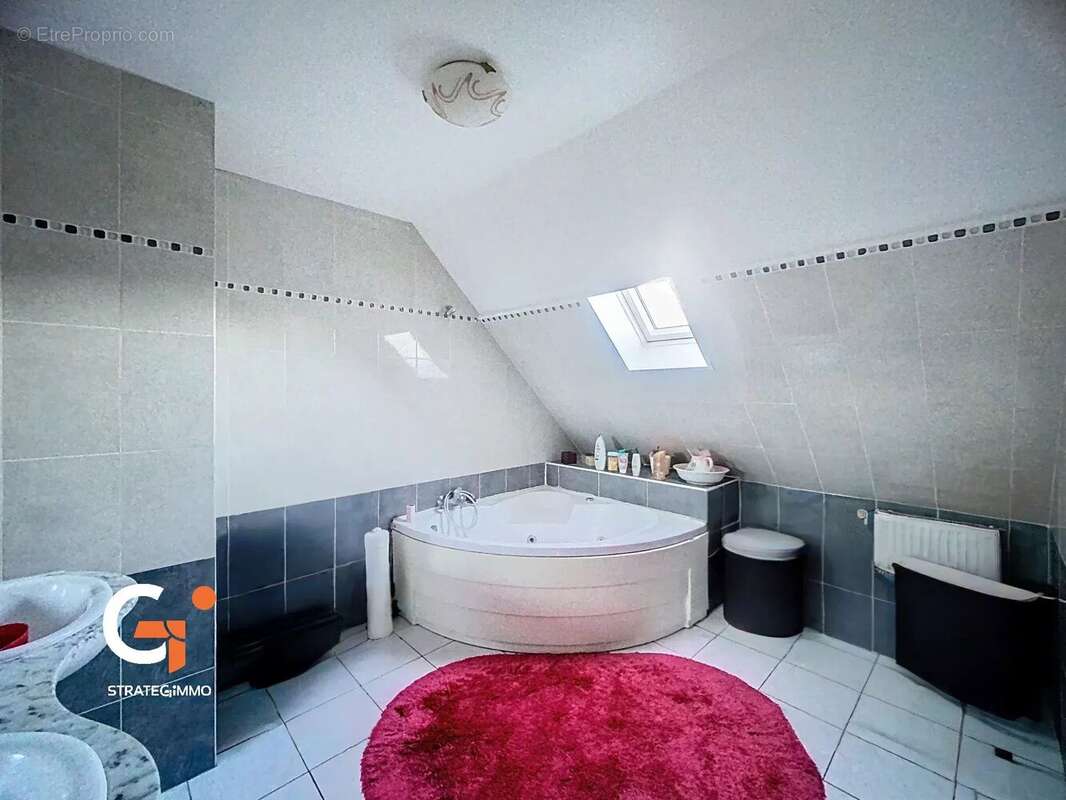 Maison à SAINT-ETIENNE-DU-ROUVRAY