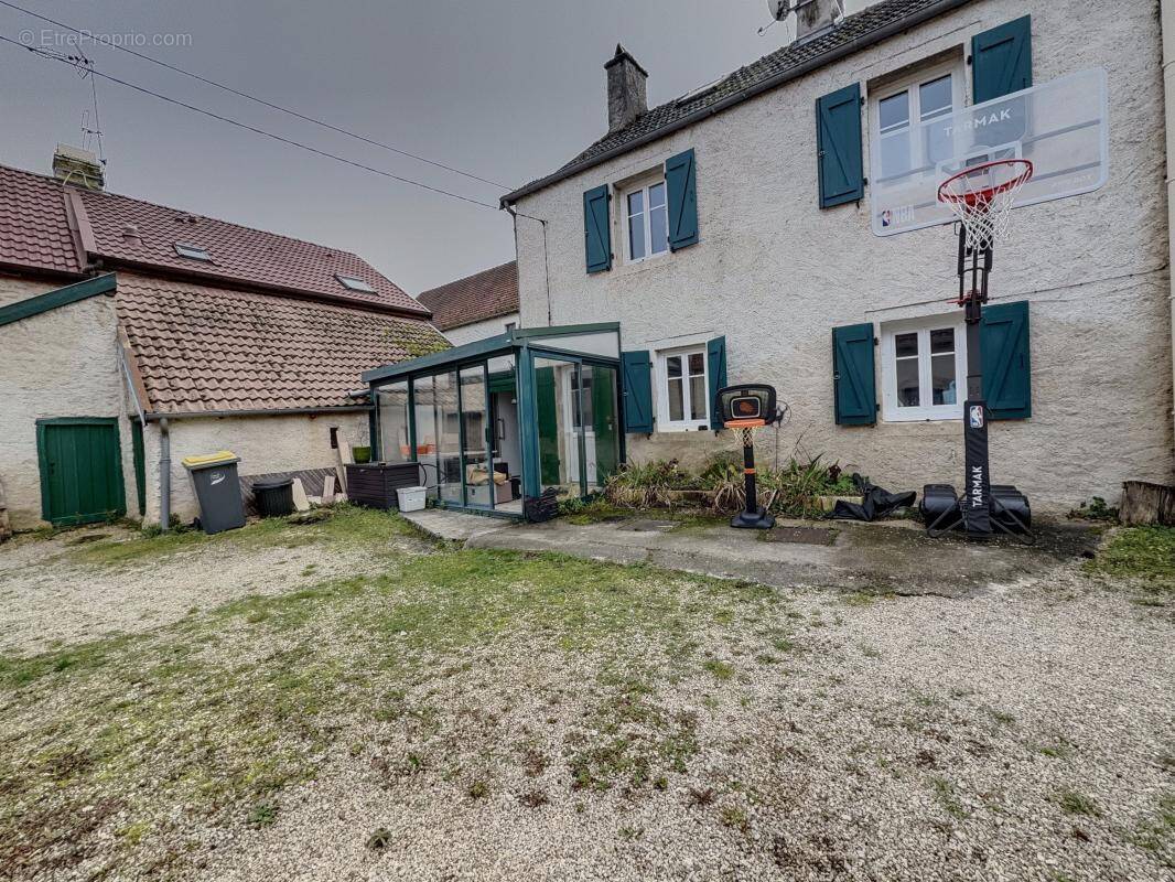 Maison à VILLECOMTE