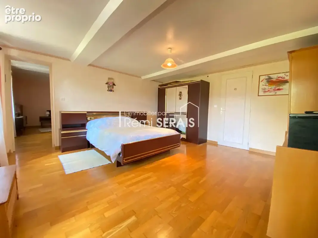 Belle maison familiale avec verger et espaces de vie chaleureux à proximité des commerces - photo 9