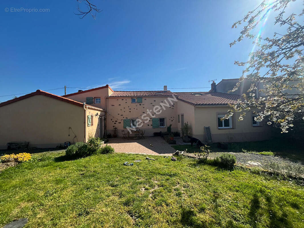 Venez découvrir cette magnifique maison en pierres apparentes, nichée dans un écrin de verdure, à seulement 5 km de l'axe Nantes - photo 3