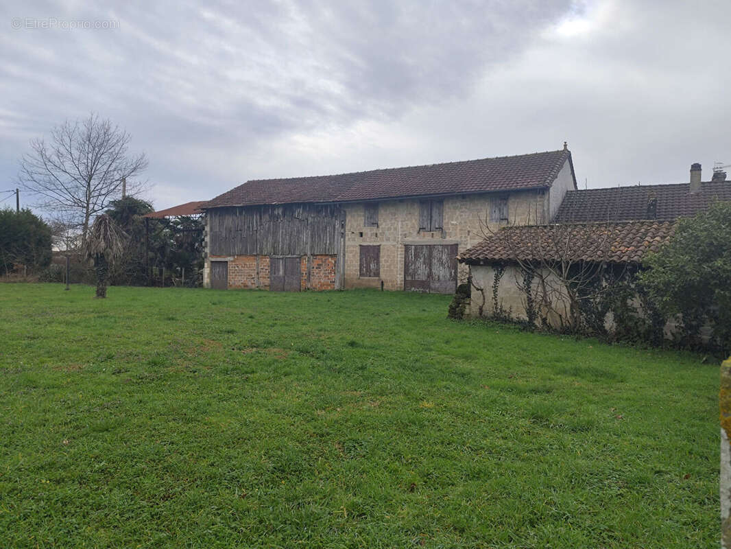 Maison à SAINT-MARTIAL-D'ARTENSET