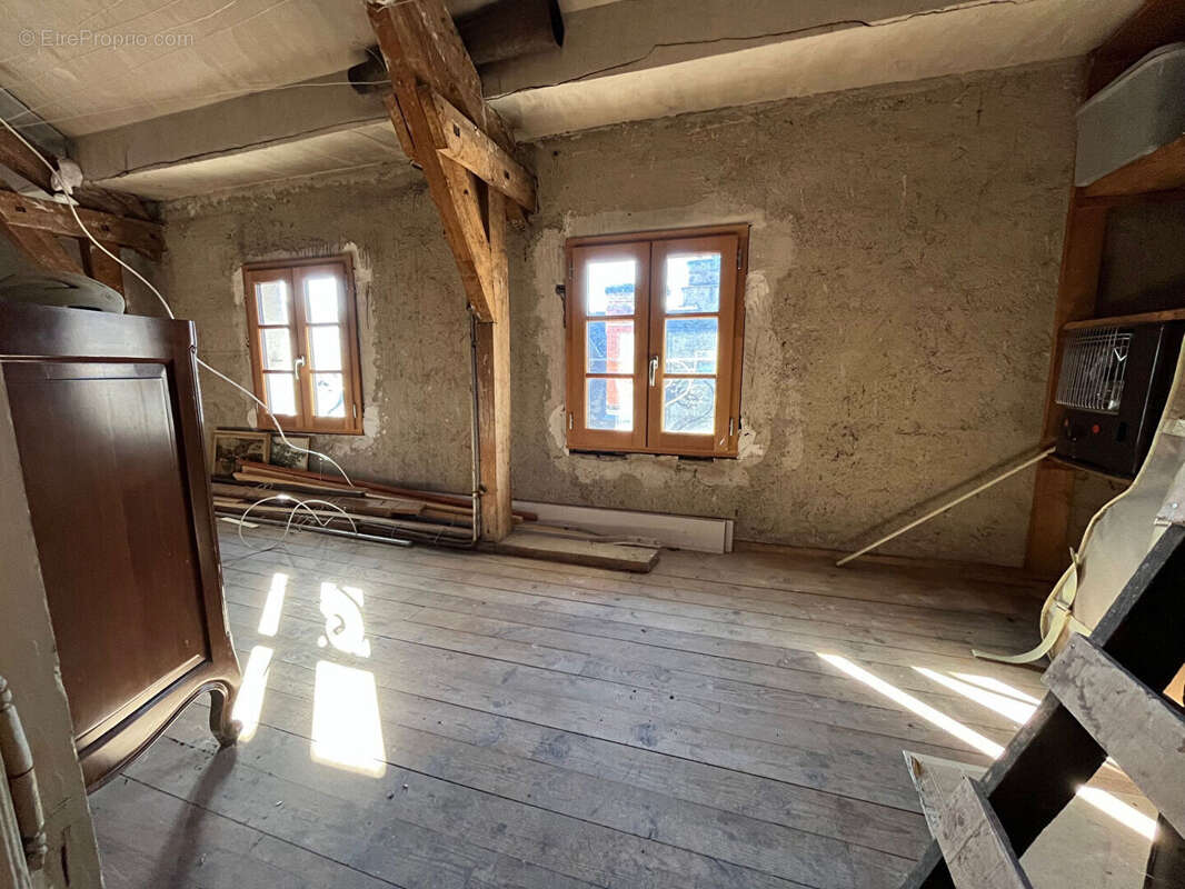 Maison à VIC-SUR-CERE