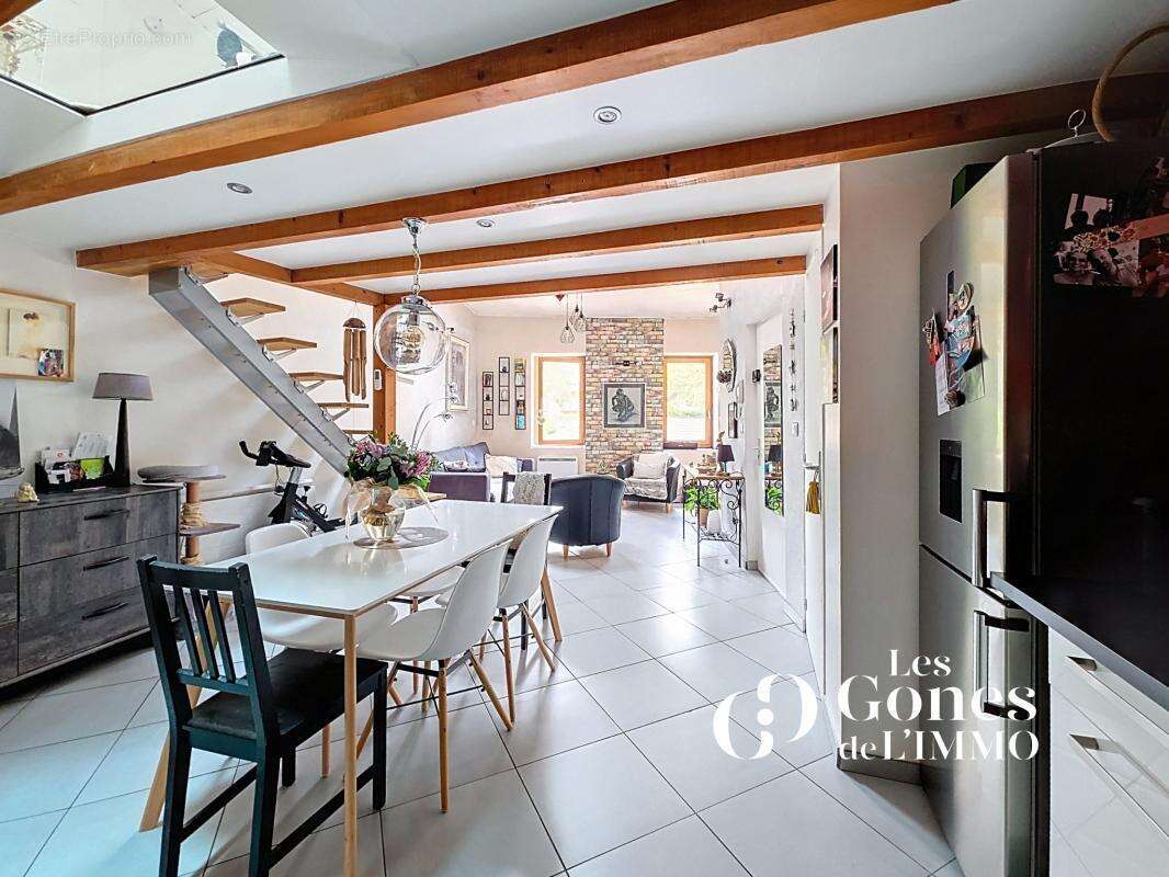 Appartement à GREZIEU-LA-VARENNE