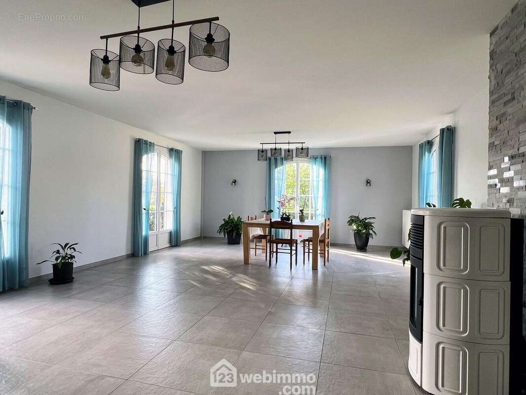 Une grande pièce de vie de 70 m² est baignée de lumière... - Maison à CHALONNES-SUR-LOIRE