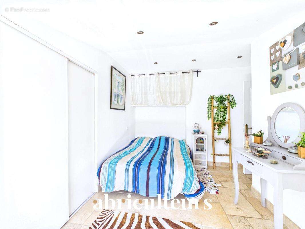Maison de ville en pierre de 100 m² avec jardin et piscine en vente à Cavaillon (84300) - photo 9