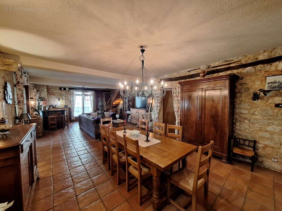 Maison 263 m² à Issigeac  - photo 4