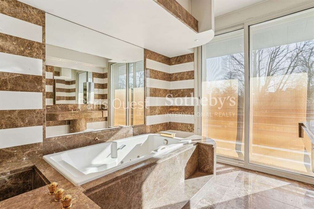 Appartement à NEUILLY-SUR-SEINE