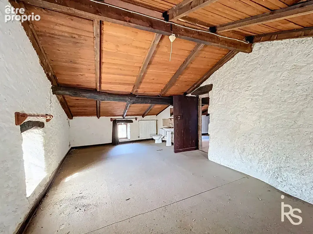 Un ensemble de deux maisons en pierre A RENOVER de 221 m2, 8,78 ha de terrain dont 3440 m2 proche. - photo 14