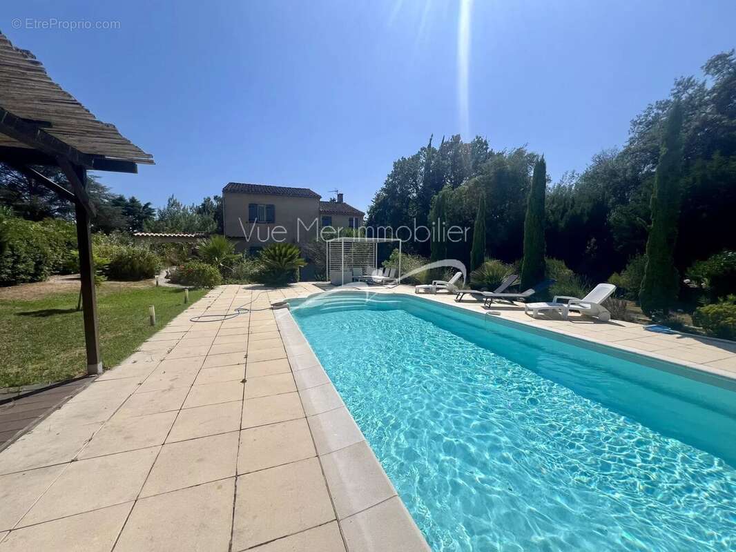 Villa T6. Parc de 2 089 m² avec piscine - photo 23