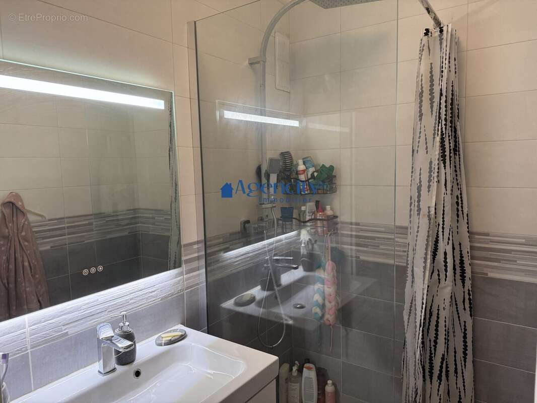 salle de bain - Appartement à LE PLESSIS-TREVISE