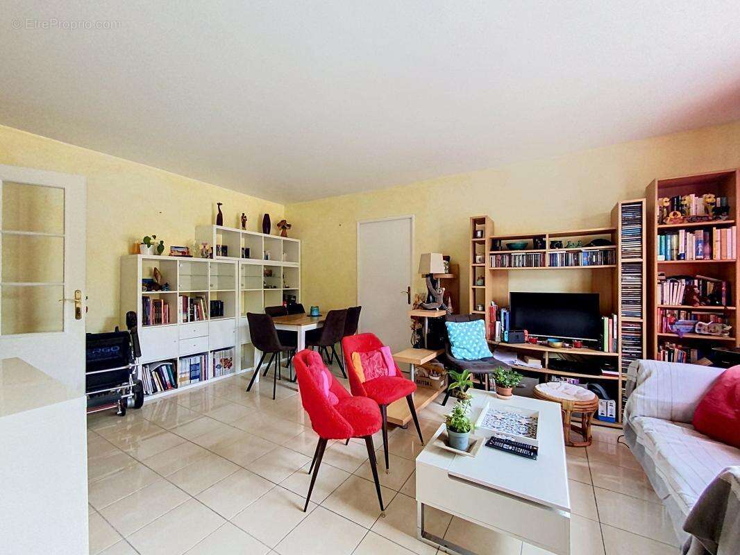 Appartement à VOISINS-LE-BRETONNEUX