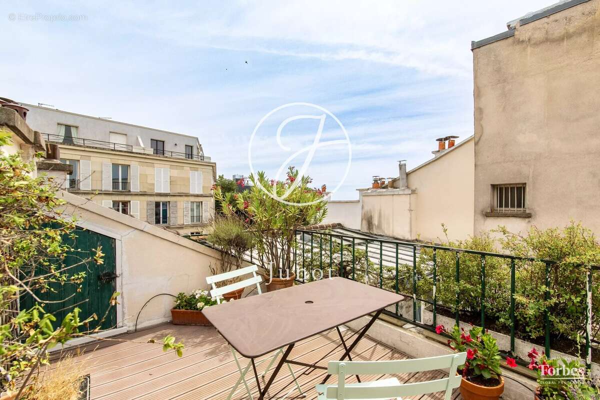 Paris 18e - HAUT MONTMARTRE / PLACE JEAN BAPTISTE CLÉMENT  - Appartement  à vendre - 4 pièces - 90,84m² Carrez - 107,84m² au sol - photo 5