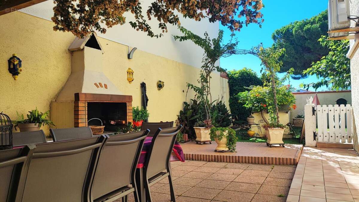 Maison à SAINT-LAURENT-DE-LA-SALANQUE