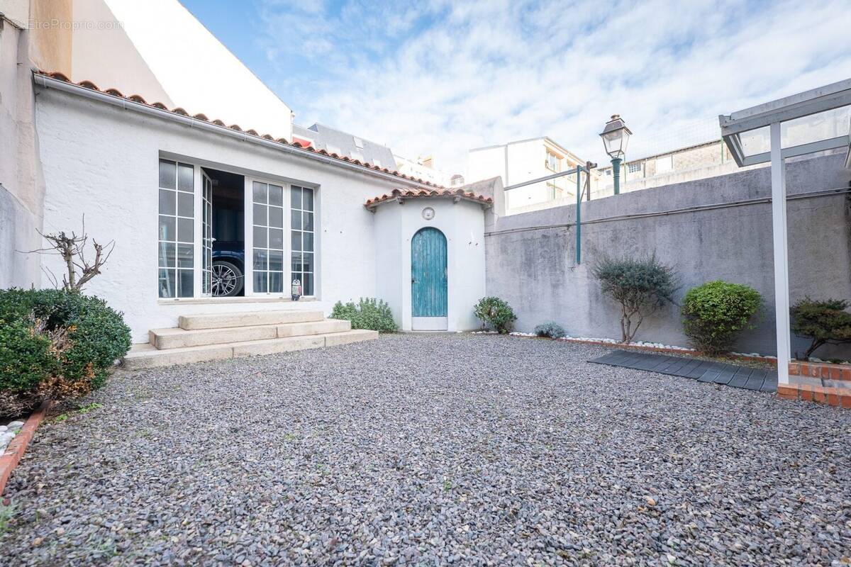 Jardinet vue sur garage et remise  - Maison à LES SABLES-D'OLONNE