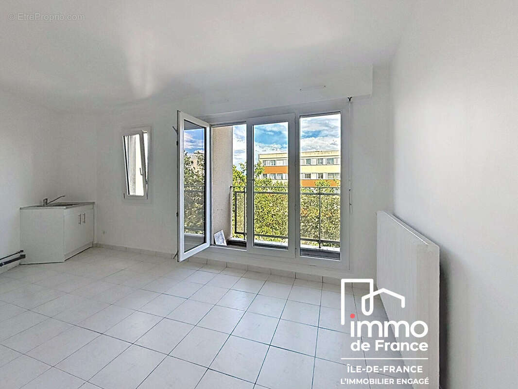 Le Bourget Centre Studio rénové, dernier étage avec balcon 29.93 m2 - photo 7